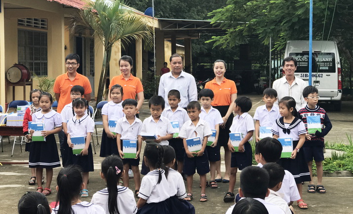 Trao Tặng Vở Cho Các Trẻ Em Kém May Mắn Năm 2017